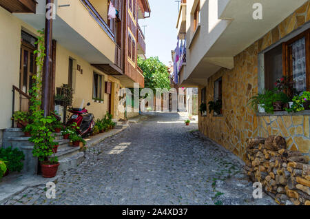 Galets étroite européenne-pavée classique entre les maisons de la vieille ville. Petit passage entre les bâtiments en brique avec windows. Plantes et fleurs dans Banque D'Images