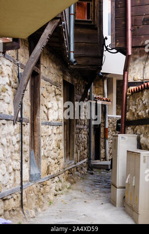 Galets étroite européenne-pavée entre classic jaune maisons de la vieille ville. Traditionnel bulgare petit passage entre les bâtiments en brique avec lo Banque D'Images