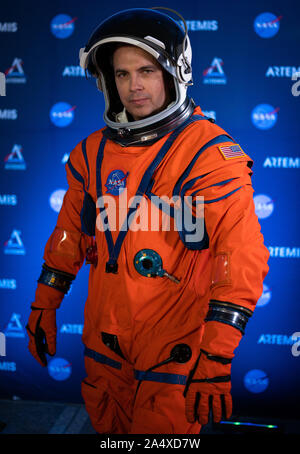 Washington, United States. 16 Oct, 2019. Dustin Gohmert Orion, Chef de projet Systèmes de survie de l'équipage au Centre spatial Johnson de la NASA, pose pour un portrait tout en portant le système de survie de l'équipage d'Orion (OCSS) costume, le 15 octobre 2019, au siège de la NASA à Washington, DC. Orion la combinaison est conçue pour un ajustement sur mesure et intègre la technologie de sécurité et de fonctionnalités de mobilité qui aideront à protéger les astronautes le jour du lancement, dans les situations d'urgence, des parties de missions près de la lune, et pendant la haute-vitesse retour à la terre. Photo de la NASA par Joel Kowsky/UPI UPI : Crédit/Alamy Live News Banque D'Images