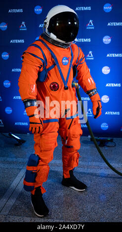 Washington, United States. 16 Oct, 2019. Dustin Gohmert Orion, Chef de projet Systèmes de survie de l'équipage au Centre spatial Johnson de la NASA, pose pour un portrait tout en portant le système de survie de l'équipage d'Orion (OCSS) costume, le 15 octobre 2019, au siège de la NASA à Washington, DC. Orion la combinaison est conçue pour un ajustement sur mesure et intègre la technologie de sécurité et de fonctionnalités de mobilité qui aideront à protéger les astronautes le jour du lancement, dans les situations d'urgence, des parties de missions près de la lune, et pendant la haute-vitesse retour à la terre. Photo de la NASA par Joel Kowsky/UPI UPI : Crédit/Alamy Live News Banque D'Images