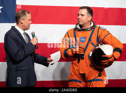 L'administrateur de la NASA Jim Bridenstine, gauche, parle avec Dustin Gohmert Orion, Chef de projet Systèmes de survie de l'équipage au Centre spatial Johnson de la NASA, le port de la combinaison du système de survie de l'équipage d'Orion, au sujet de la poursuite, le 15 octobre 2019, au siège de la NASA à Washington. Orion la combinaison est conçue pour un ajustement sur mesure et intègre la technologie de sécurité et de fonctionnalités de mobilité qui aideront à protéger les astronautes le jour du lancement, dans les situations d'urgence, des parties de missions près de la lune, et pendant la haute-vitesse retour à la terre. Photo de la NASA par Joel Kowsky/UPI Banque D'Images