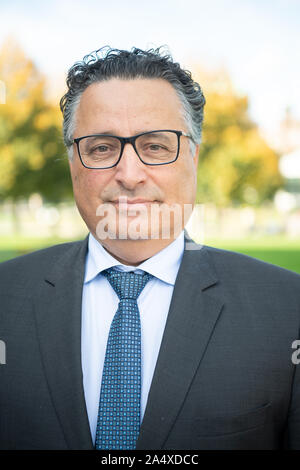 Stuttgart, Allemagne. 16 Oct, 2019. Rami Suliman, président de la communauté religieuse israélienne Baden et la communauté juive, se tient devant le parlement de l'état de Bade-Wurtemberg. Crédit : Sébastien Gollnow/dpa/Alamy Live News Banque D'Images