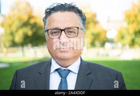 Stuttgart, Allemagne. 16 Oct, 2019. Rami Suliman, président de la communauté religieuse israélienne Baden et la communauté juive, se tient devant le parlement de l'état de Bade-Wurtemberg. Crédit : Sébastien Gollnow/dpa/Alamy Live News Banque D'Images