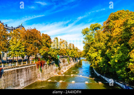 Arbres en automne coloré à l'Isar à Munich Banque D'Images