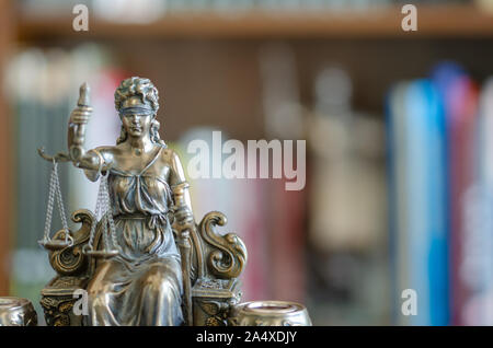 Statue de la justice en face de bibliothèque, concept de droit. Banque D'Images