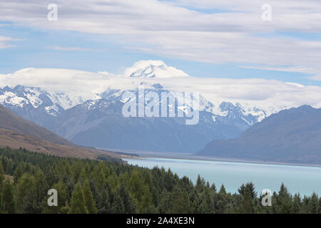 Une vue sur le Mont Cook (Aoraki) de près du Lac Pukaki par temps clair. Banque D'Images