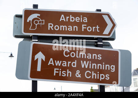 La direction de Arbeia Roman Fort et primé Colmans Fish and Chips à South Shields, en Angleterre. Ils comptent parmi les attractions de South Tyneside. Banque D'Images