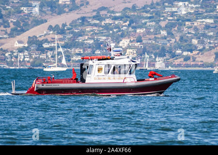 Oct 12, 2019 San Francisco / CA / USA - Richmond Pompiers voile patrouiller la baie pour la 39e semaine de la flotte Banque D'Images