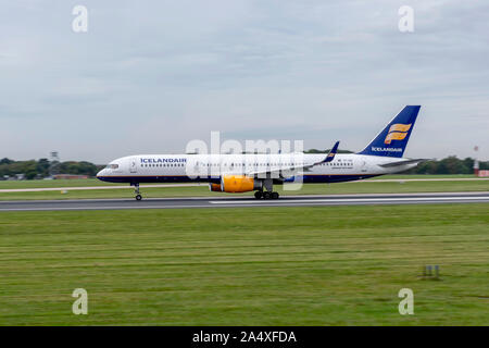 Icelandair Boeing 757-200, TF-ISO matériel roulant pour le décollage à l'aéroport de Manchester Banque D'Images