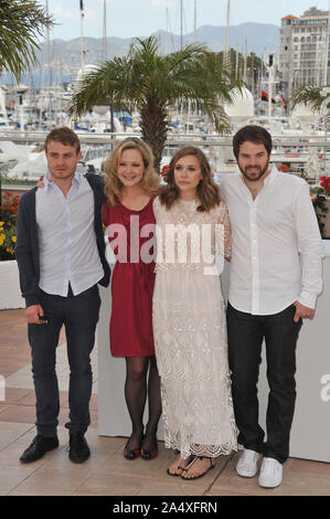 CANNES, FRANCE. 16 mai 2011 : : Brady Corbet LtoR & Louisa Krause & Elizabeth Olsen & directeur Sean Durkin au photocall pour leur film 'Martha Marcy Marlene mai' au 64e Festival de Cannes. © 2011 Paul Smith / Featureflash Banque D'Images