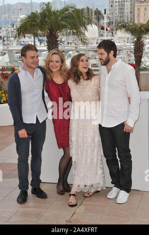 CANNES, FRANCE. 16 mai 2011 : : Brady Corbet LtoR & Louisa Krause & Elizabeth Olsen & directeur Sean Durkin au photocall pour leur film 'Martha Marcy Marlene mai' au 64e Festival de Cannes. © 2011 Paul Smith / Featureflash Banque D'Images