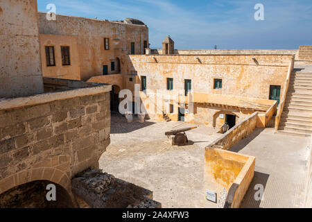 Cour du château en Angevine-Aragonese la vieille ville de Gallipoli, Puglia (Pouilles) dans le sud de l'Italie Banque D'Images