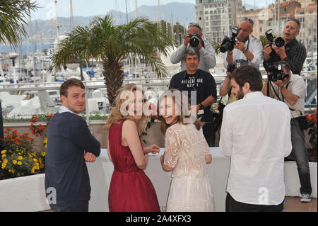 CANNES, FRANCE. 16 mai 2011 : : Brady Corbet LtoR & Louisa Krause & Elizabeth Olsen & directeur Sean Durkin au photocall pour leur film 'Martha Marcy Marlene mai' au 64e Festival de Cannes. © 2011 Paul Smith / Featureflash Banque D'Images