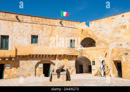 Cour du château en Angevine-Aragonese la vieille ville de Gallipoli, Puglia (Pouilles) dans le sud de l'Italie Banque D'Images