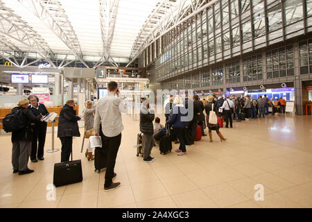 Hambourg, Allemagne. 16 Oct, 2019. Les voyageurs d'attente à l'achat de billets et de l'information guichet à l'aéroport d'Hambourg. Suite au succès de désamorcer une bombe de la Seconde Guerre mondiale, la fermeture de l'espace aérien au-dessus de l'aéroport de Hambourg a été levé. Credit : Bodo Marks/dpa/Alamy Live News Banque D'Images