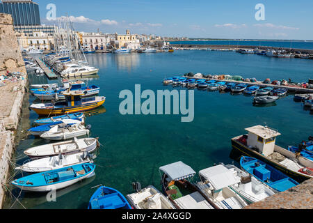 Bateaux amarrés dans le port à côté de l'ancien mur de la ville dans la vieille ville de Gallipoli, Puglia (Pouilles) dans le sud de l'Italie Banque D'Images