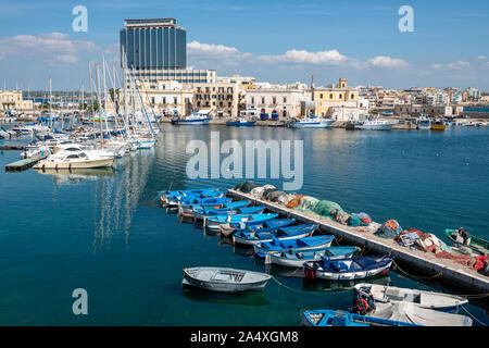 Bateaux amarrés dans le port à côté de l'ancien mur de la ville dans la vieille ville de Gallipoli, Puglia (Pouilles) dans le sud de l'Italie Banque D'Images