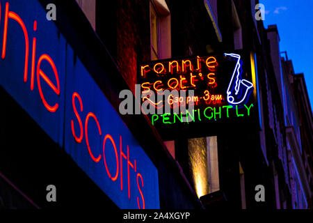 En néon au-dessus de la célèbre Ronnie Scott's Jazz Club, Frith Street, Soho, London, UK Banque D'Images