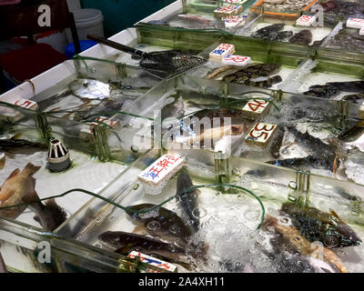 Tableau d'affichage en direct sur du poisson au marché fa yuen à hong kong Banque D'Images