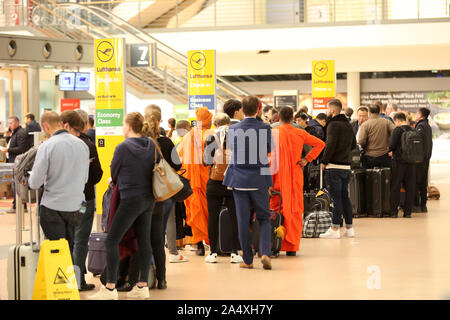 Hambourg, Allemagne. 16 Oct, 2019. Les voyageurs d'attente à l'achat de billets et de l'information guichet à l'aéroport d'Hambourg. Suite au succès de désamorcer une bombe de la Seconde Guerre mondiale, la fermeture de l'espace aérien au-dessus de l'aéroport de Hambourg a été levé. Credit : Bodo Marks/dpa/Alamy Live News Banque D'Images