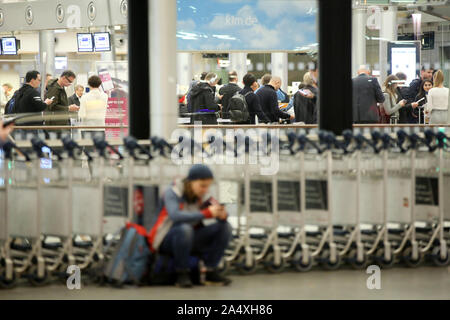 Hambourg, Allemagne. 16 Oct, 2019. Les voyageurs d'attente à l'achat de billets et de l'information guichet à l'aéroport d'Hambourg. Suite au succès de désamorcer une bombe de la Seconde Guerre mondiale, la fermeture de l'espace aérien au-dessus de l'aéroport de Hambourg a été levé. Credit : Bodo Marks/dpa/Alamy Live News Banque D'Images