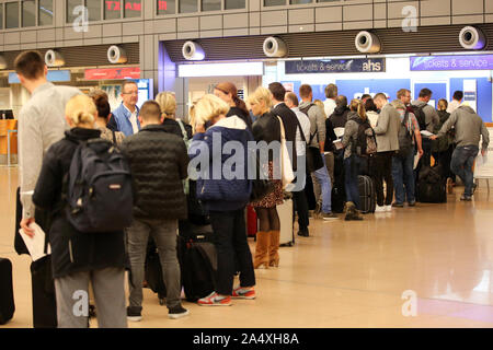 Hambourg, Allemagne. 16 Oct, 2019. Les voyageurs d'attente à l'achat de billets et de l'information guichet à l'aéroport d'Hambourg. Suite au succès de désamorcer une bombe de la Seconde Guerre mondiale, la fermeture de l'espace aérien au-dessus de l'aéroport de Hambourg a été levé. Credit : Bodo Marks/dpa/Alamy Live News Banque D'Images