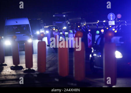 Hambourg, Allemagne. 16 Oct, 2019. Les véhicules seront renvoyés à la sortie Schnelsen-Nord de l'autoroute A7. Suite au succès de désamorcer une bombe de la Seconde Guerre mondiale, la fermeture de l'espace aérien au-dessus de l'aéroport de Hambourg a été levé. Credit : Bodo Marks/dpa/Alamy Live News Banque D'Images