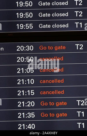 Hambourg, Allemagne. 16 Oct, 2019. L'annulation de vol à l'aéroport de Hambourg sont annoncés sur un tableau de bord. Suite au succès de désamorcer une bombe de la Seconde Guerre mondiale, la fermeture de l'espace aérien au-dessus de l'aéroport de Hambourg a été levé. Credit : Bodo Marks/dpa/Alamy Live News Banque D'Images