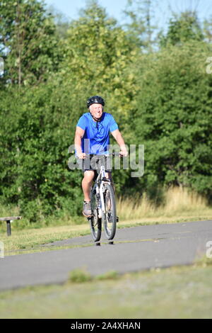 Retraité de l'athlète et le bonheur de l'exercice cycliste masculin Banque D'Images