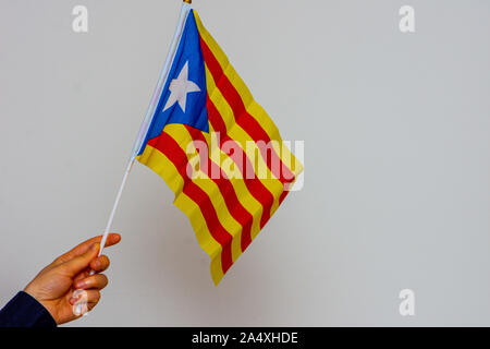 Drapeau de la Catalogne s'est tenue sur le fond blanc Banque D'Images