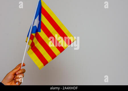 Drapeau de la Catalogne s'est tenue sur le fond blanc Banque D'Images