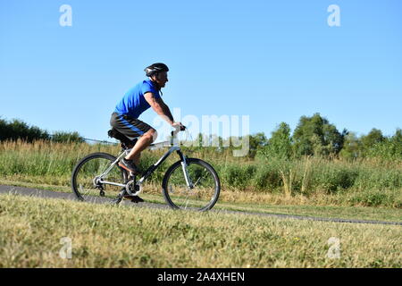 Athlète masculin de l'exercice cycliste retraité cycliste Banque D'Images