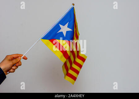 Drapeau de la Catalogne s'est tenue sur le fond blanc Banque D'Images