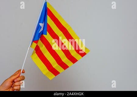 Drapeau de la Catalogne s'est tenue sur le fond blanc Banque D'Images