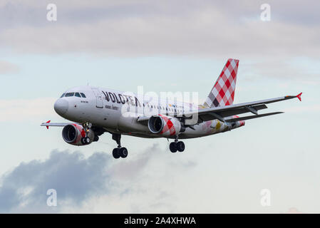 Volotea Airbus A319 avion de ligne EC-MTF atterrissant à l'aéroport de Londres Southend, Southend on Sea, Essex, Royaume-Uni. Compagnie aérienne économique espagnole Banque D'Images