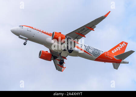 EasyJet Airbus A320 NEO jet avion G-UZHF décollant à l'aéroport de Londres Southend, Southend on Sea, Essex, Royaume-Uni Banque D'Images