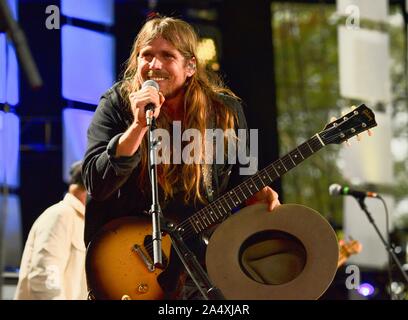 Lukas Nelson, fils de Willie Nelson et sa bande promettent du réel, l'exécution de country rock music live, à l'aide aux agriculteurs, à East Troy, Wisconsin, États-Unis Banque D'Images