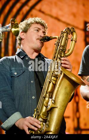 Saxophoniste baryton avec Lukas Nelson, promesse de bande du réel, l'exécution de country rock music live, à l'aide aux agriculteurs, à East Troy, Wisconsin, États-Unis Banque D'Images