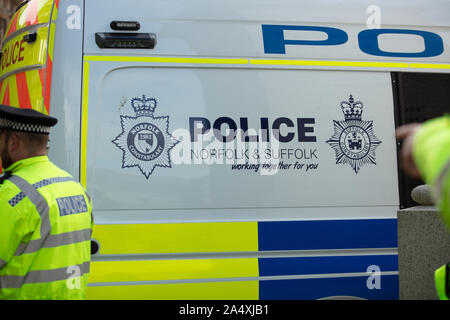 Londres, Royaume-Uni. 16 octobre 2019. Police van deux officiers en gilets jaunes de Norfolk et Suffolk force vus à l'extérieur en service actif crédit: Joe Kuis / Alamy News Banque D'Images