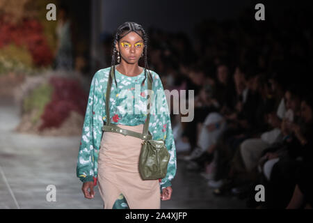 Sao Paulo, Brésil. 16 Oct 2019. SPFW SPFW N48 - N48 - Angela Brito Parade. Le parc Ibirapuera, Sao Paulo, 16 octobre 2019. (Photo : Van Campos/Fotoarena) Banque D'Images