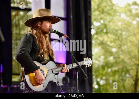 Lukas Nelson, fils de Willie Nelson et sa bande promettent du réel, l'exécution de country rock music live, à l'aide aux agriculteurs, à East Troy, Wisconsin, États-Unis Banque D'Images