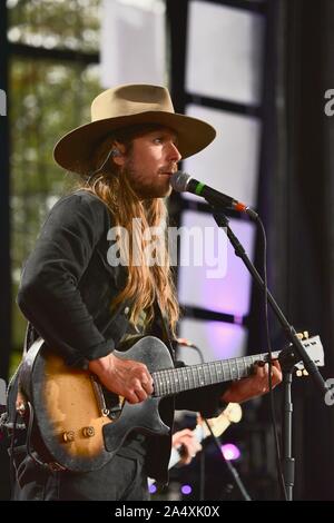 Lukas Nelson, fils de Willie Nelson et sa bande promettent du réel, l'exécution de country rock music live, à l'aide aux agriculteurs, à East Troy, Wisconsin, États-Unis Banque D'Images