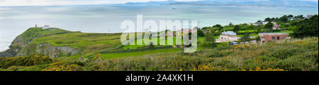 Belle vue panoramique de Howth Head avec Phare Baily et champs verts, comté de Dublin, Irlande Banque D'Images