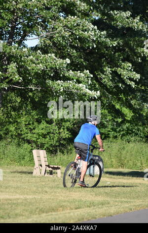 Retraité de l'athlète cycliste masculin dans l'exercice de casque de travail Banque D'Images