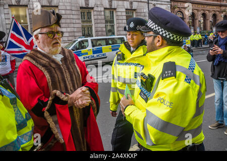 Londres, Royaume-Uni. 16 octobre 2019. Certains protestataires dont le maire de Woodbridge députée du Parti Vert, Eamonn O'Nolan ont été arrêtés lorsqu'ils Whitehall bloqués à la fin de la protestation d'urgence à Trafalgar Square, défendre les libertés civiles et le droit de manifester après la Police de Londres a statué que même deux personnes debout n'importe où dans Londres prônant l'action sur les changements climatiques est une assemblée illégale et le lundi le discours de la Reine n'avait pas de réponse à l'urgence écologique et climatique.Peter Marshall/Alamy Live News Banque D'Images