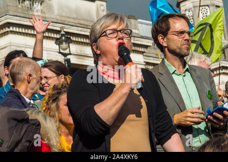 Londres, Royaume-Uni. 16 octobre 2019. Membre du Parti vert de l'Assemblée de Londres Caroline Russell parlant. Une manifestation d'urgence à Trafalgar Square défend les libertés civiles et le droit de manifester après la Police de Londres a statué que même deux personnes debout n'importe où dans Londres prônant l'action sur les changements climatiques est une assemblée illégale et le lundi le discours de la Reine n'avait pas de réponse à l'urgence écologique et climatique. Après la protestation des assis dans Whitehall et ont été arrêtés, y compris George Monbiot.Peter Marshall/Alamy Live News Banque D'Images