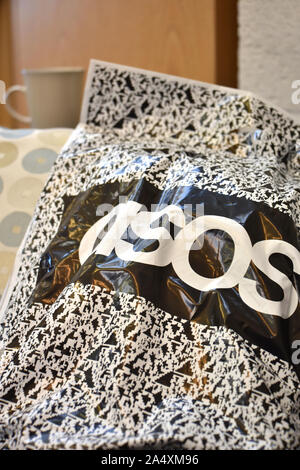 Asos une parcelle en attente d'être ouvert à la maison Banque D'Images