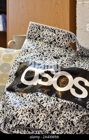 Asos une parcelle en attente d'être ouvert à la maison Banque D'Images