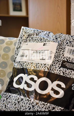 Asos une parcelle en attente d'être ouvert à la maison Banque D'Images