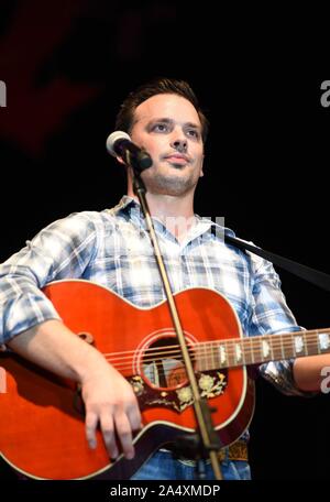 Hiawassee, GA, USA. 16 Oct, 2019. Justin Terry sur scène pour Gary Puckett et Union Gap en concert, Anderson Music Hall, Georgia Mountain Fairgrounds, Hiawassee, GA 16 Octobre, 2019. Credit : Derek Storm/Everett Collection/Alamy Live News Banque D'Images